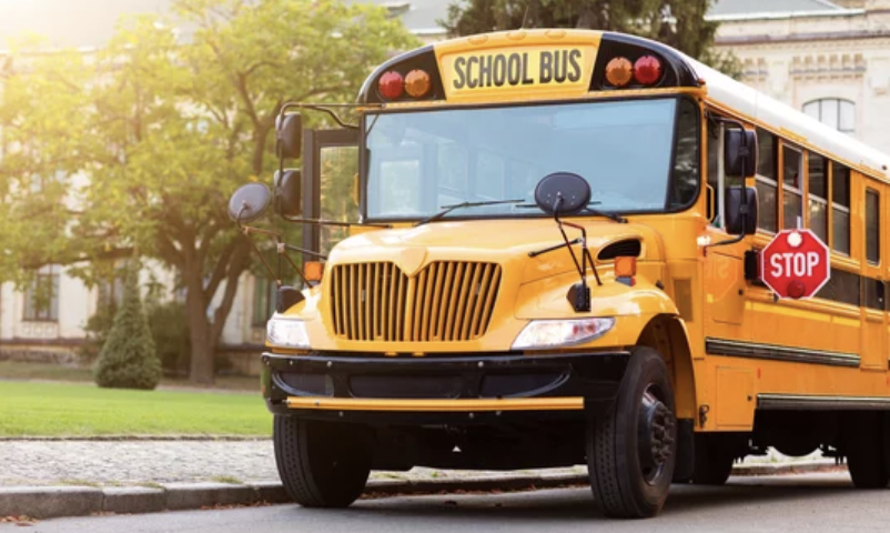 スクールバスの運転手がレッカーヤードの作業員脅迫で逮捕　ライフル銃とクロスボウを所持（10/15）