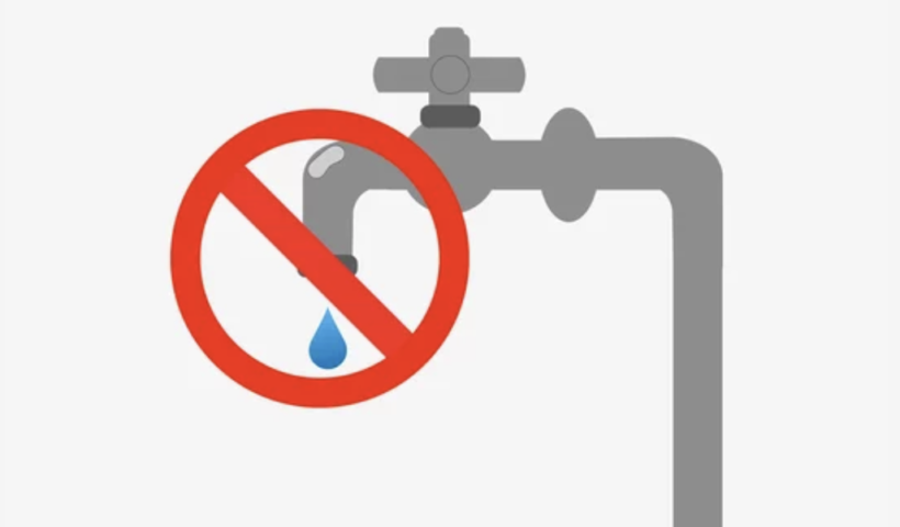 巨大な陥没穴により道路閉鎖、断水に住民困惑　オレンジ郡（10/6）