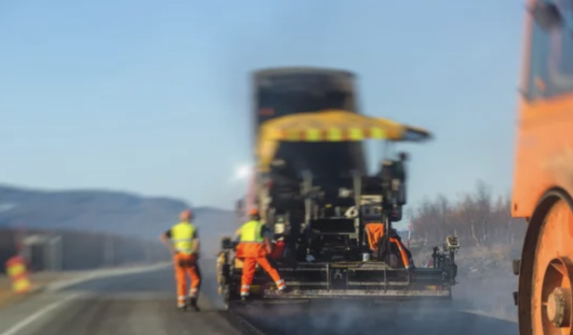 ベニスで水道管破裂による陥没穴　バス市長「そのエリアは避けて」（10/7）