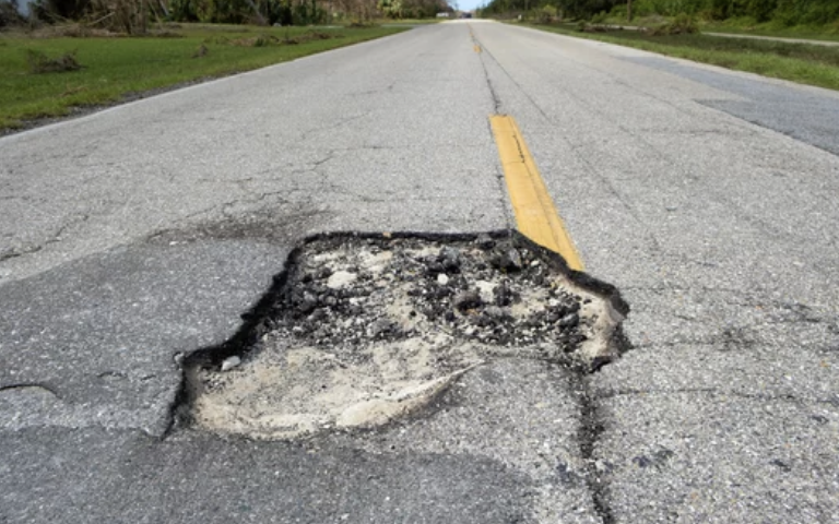 LA市内2,400カ所以上の”ポットホール”修復　大雨後の1週間、通報は「３１１」番へ（1/12）