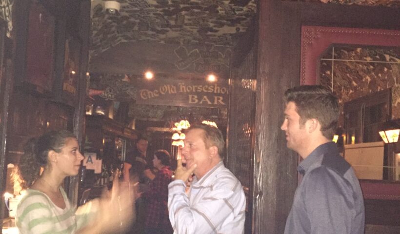 四葉のクローバーが天井を埋め尽くすロサンゼルスの老舗パブ「Tom Bergin’s Tavern」セント・パトリック・デー（3/17）