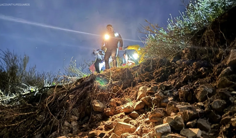 レドンドビーチの崖で男性が立ち往生　救助隊が救出に（3/3）