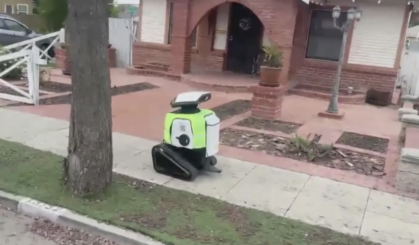 歩道の安全性とバリアフリー　ウィッティアの歩道にロボット登場　街を歩きながらデータ収集（3/25）