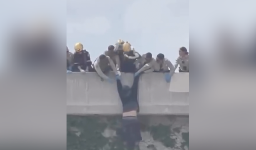 10フリーウェイ高架橋、宙づりの一歩手前　警察の連携で寸前救出　LAで緊迫の救助劇（4/14）