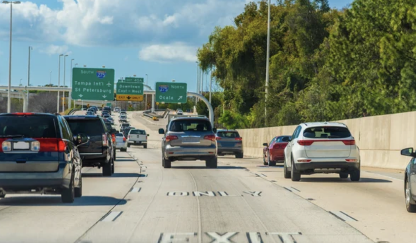 電動スクーターが110FWYに投げ込まれ、7台の車両が絡む事故が発生（4/21）