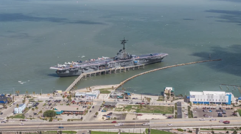 米海軍の「エセックス」がメモリアル・デーまで一般公開　サンペドロの祭典で（5/21）