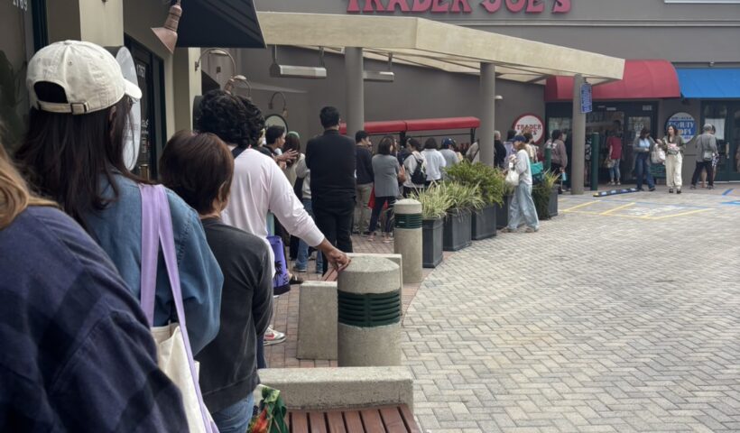 午前7時前、レドンドビーチの店舗では約150人が開店前に　トレジョー新作トートバッグ（6/17）