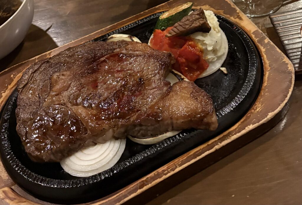 鉄板で提供されるリブアイステーキ WA Dining SUYA トーランス