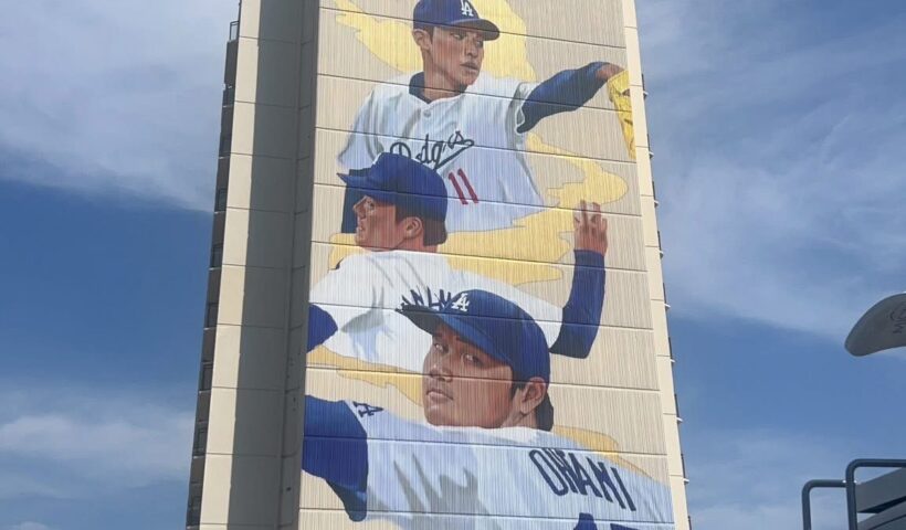 大谷選手の壁画のすぐ近くに、新たな“スター”登場！　トーランスにNFLのあの人気選手が巨大壁画に（8/24）